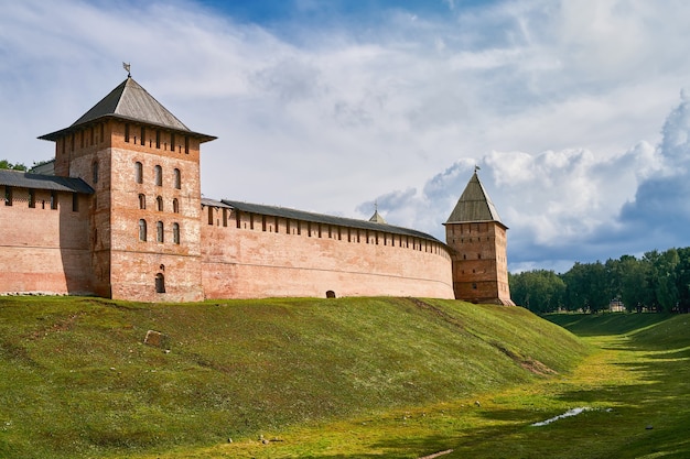 Detinets ou paredes da fortaleza de tijolo vermelho do Kremlin de Novgorod. Torres da fortaleza no Kremlin de Novgorod