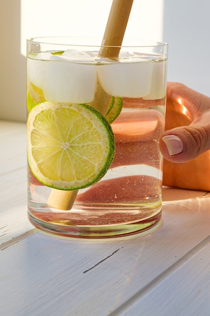 Detox agua con lima y hielo en un vaso.