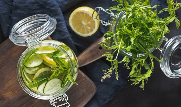 Detox agua de pepino con limón