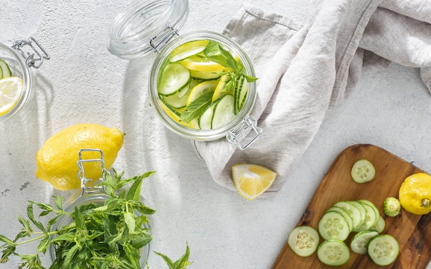 Detox agua de pepino con limón