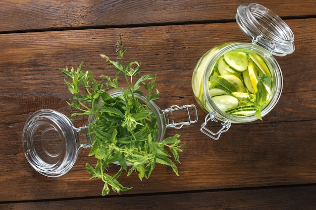 Detox beba agua de pepino en la vista superior de madera teble. Concepto de dieta