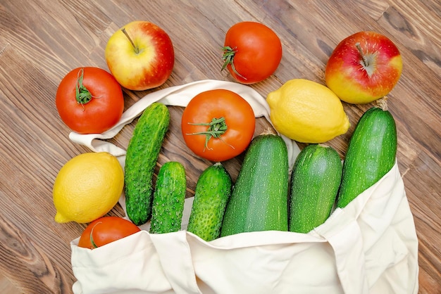 Detox-Diät-Fitness-Vegetarier-Veganer-gesundes Essen zum AbendessenRichtige Ernährung mit frischem Obst und Gemüse in Öko-Tasche auf Holzhintergrund Draufsicht Kopierraum flach flach lagSet der Herbsternte