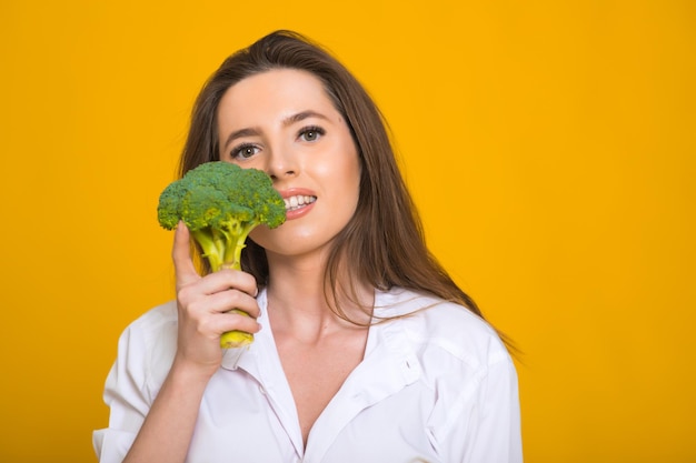 Detox-Diätkonzept Frau hält grüne Brokkolisprossen für eine gesunde Ernährung