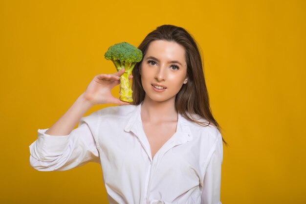 Detox-Diätkonzept Frau hält grüne Brokkolisprossen für eine gesunde Ernährung