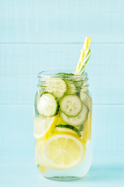 Detox-Fruchtwasser Erfrischender hausgemachter Sommercocktail