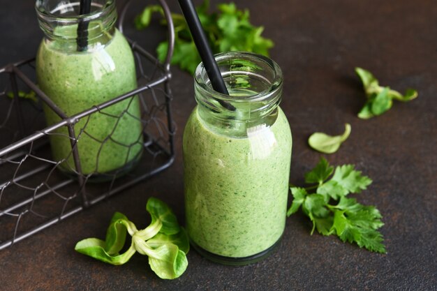 Detox grüner Smoothie mit Spinat im Glas