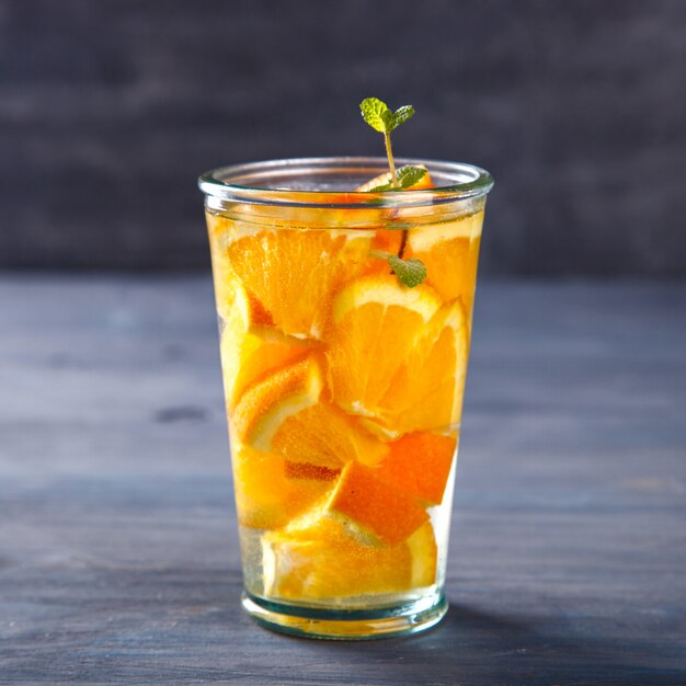 Detox Infundido en Agua con Naranja. Bebida fiesta de verano.