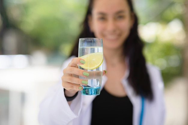 Foto detox-konzept nahaufnahme eines ernährungsberaters, der ein glas wasser mit zitrone hält