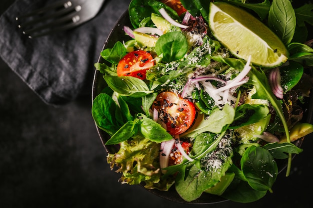 Detox sabrosa ensalada en la mesa oscura