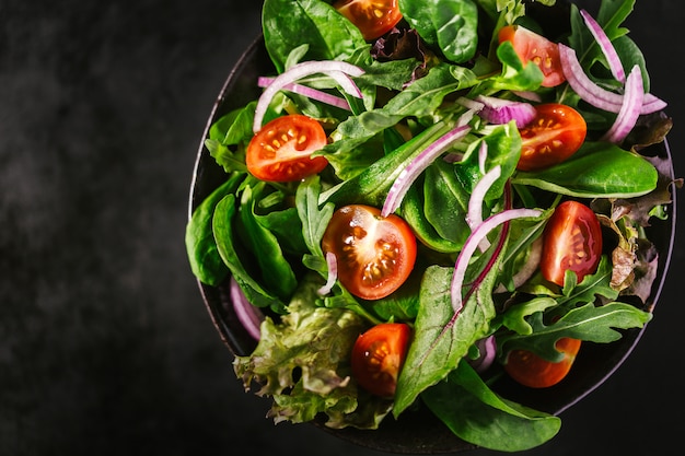 Detox sabrosa ensalada en la mesa oscura