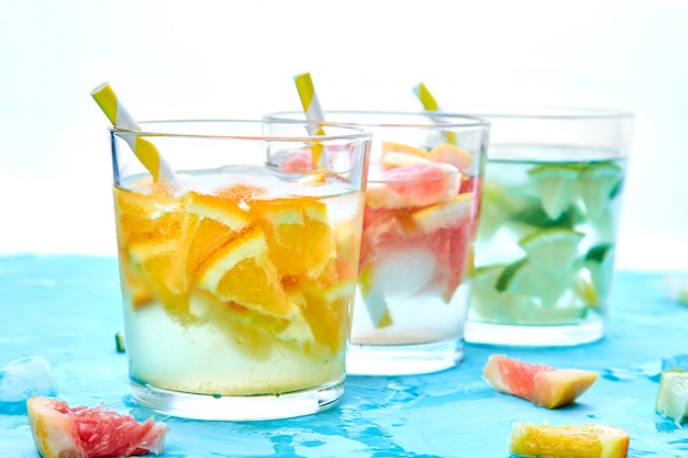 Foto detox saludable agua cítrica o limonada.