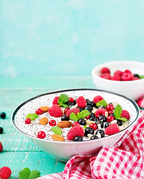 Detox und gesundes superfoods Frühstück in der Schüssel. Chia-Samenpudding der veganen Mandelmilch mit Himbeeren, Brombeeren und Minze.