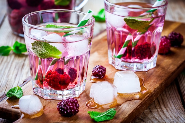 Detox-Wasser mit Brombeere und Minze in einem Glas