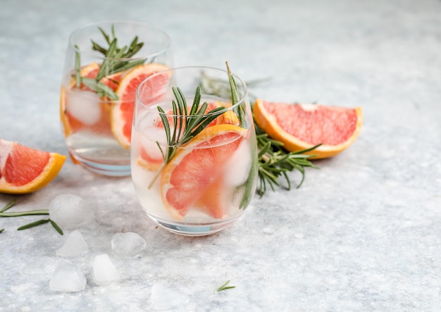 Detox-Wasser mit Fruchtgeschmack Erfrischender sommerlicher hausgemachter Limonaden-Cocktail