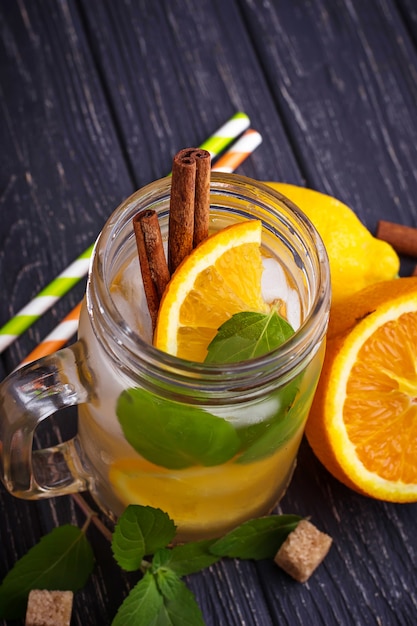 Detoxwasser mit Orange, Minze und Zimt im Glas