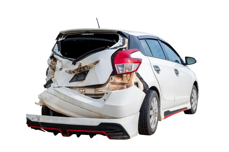 Detrás del automóvil blanco se daña por accidente en la carretera Los automóviles rotos después de un accidente automovilístico de colisión aislado en fondo blanco con trazado de recorte incluyen