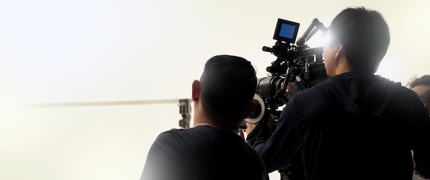 Detrás de escena de la filmación de la cámara de video por parte de la producción del equipo de filmación en un gran estudio para trabajos comerciales