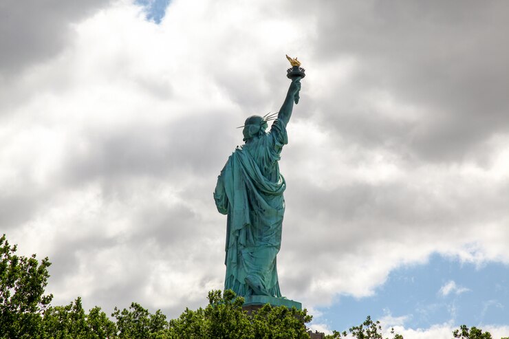 Detrás de La estatua de la libertad es el símbolo estadounidense famoso en Nueva York, EE. UU.