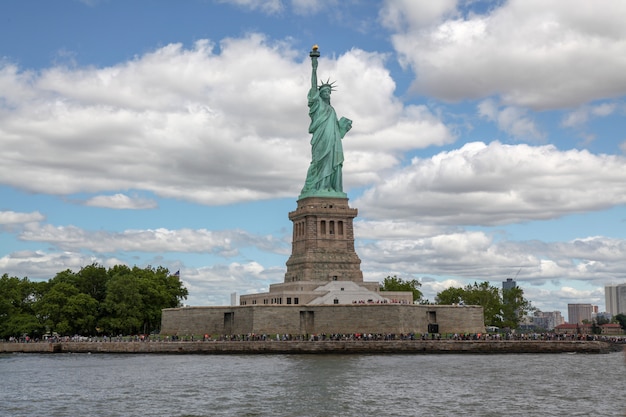 Detrás de La estatua de la libertad es el símbolo estadounidense famoso en Nueva York, EE. UU.