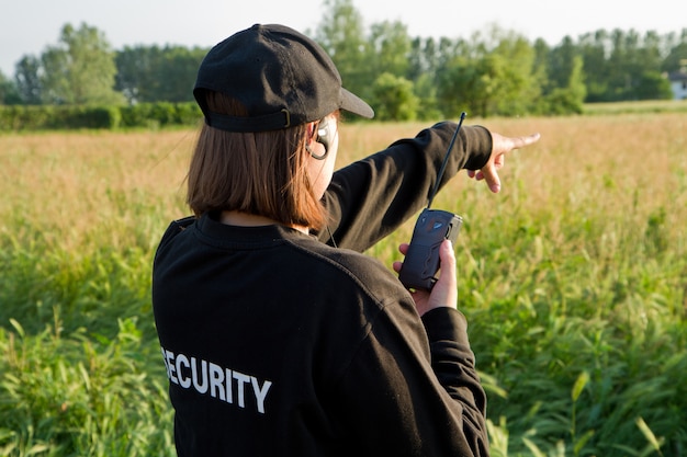 detrás de un guardia de seguridad