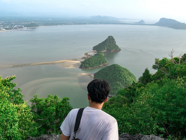 Detrás de jóvenes turistas asiáticos. Viaja solo por las montañas, los bosques y el mar.