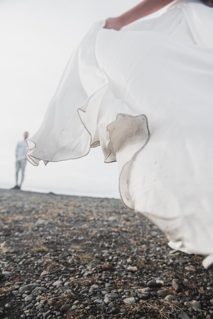 Detrás de una pareja de recién casados dando un paseo por las llanuras de Islandia