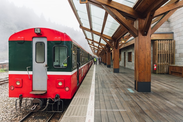 Detrás del Tren Rojo en la parada de Alishan Forest Railway en la plataforma de la estación de tren de Zhaoping en Alishan, Taiwán.