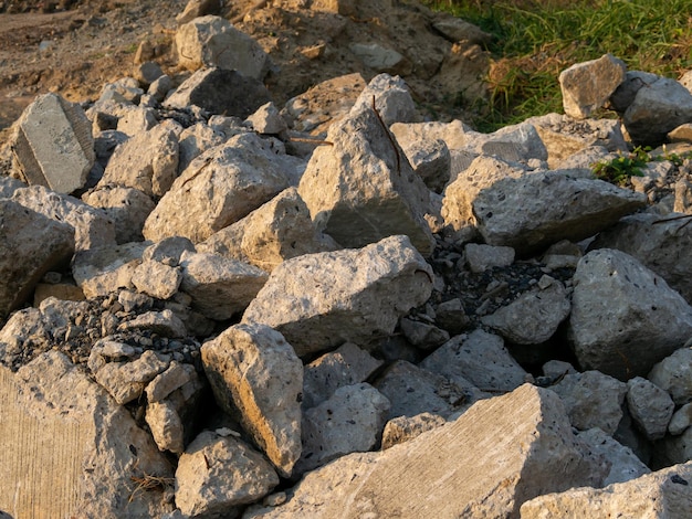 Detritos ou uma pilha de lajes de cimento quebradas. Forma concreta que desabou de desastres naturais.
