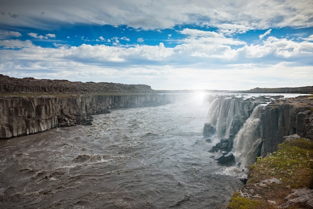 Dettifoss Wasserfall in Island unter einem blauen Sommerhimmel mit Wolken