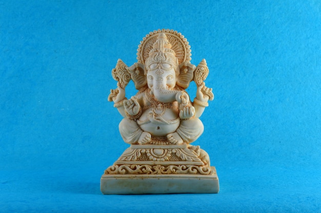 Deus Hindu Ganesha. Ídolo de Ganesha em fundo azul