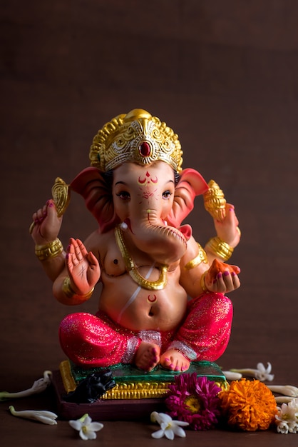 Deus Hindu Ganesha. Ídolo de Ganesha no escuro.