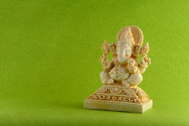 Deus Hindu Ganesha. Ídolo de Ganesha sobre fundo verde