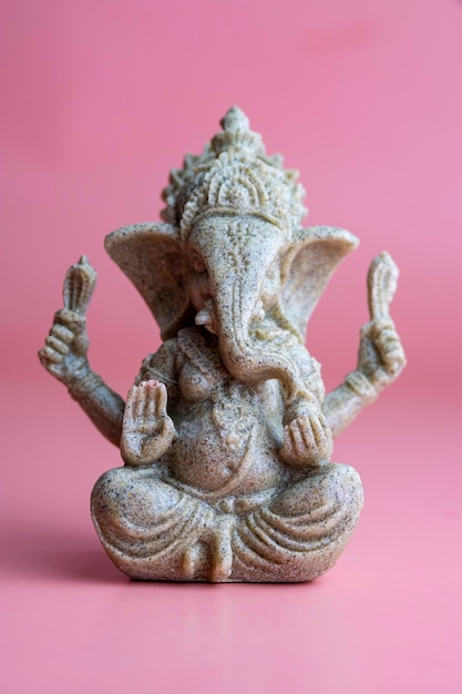 Deus hindu ganesha ganesha idol em fundo rosa