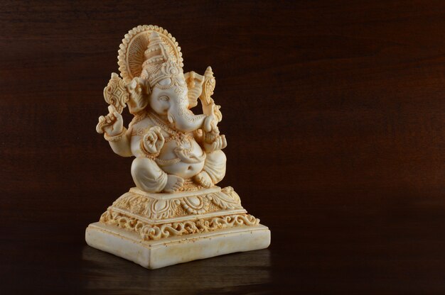 Deus hindu Ganesha. Ganesha Idol no espaço marrom