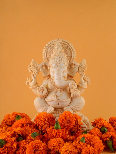 Deus hindu ganesha. ídolo de ganesha em fundo amarelo