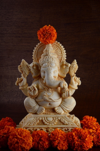 Deus hindu ganesha. ídolo de ganesha em fundo marrom