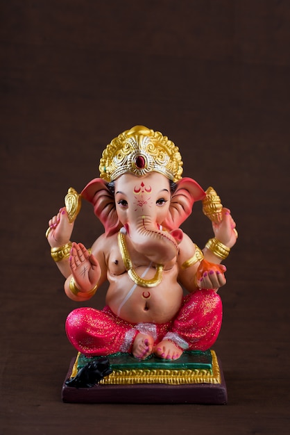 Deus Hindu Ganesha. Ídolo de Ganesha no escuro.