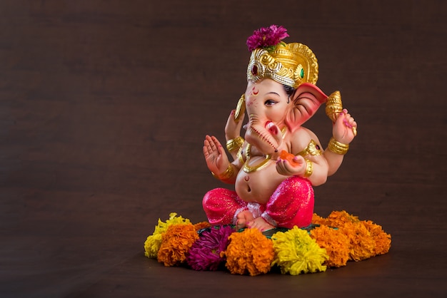 Deus hindu ganesha. ídolo de ganesha no escuro.