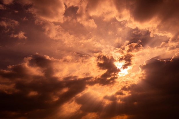 Deus luz Céu nublado escuro com raio de sol Raios de sol através de nuvens escuras Deus luz do céu