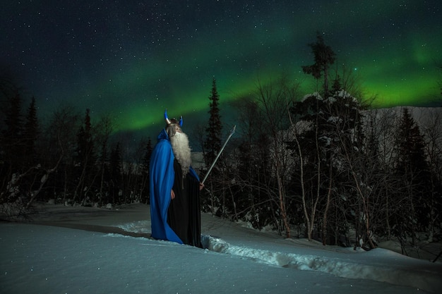 Deus Odin no contexto do céu estrelado e aurora boreal