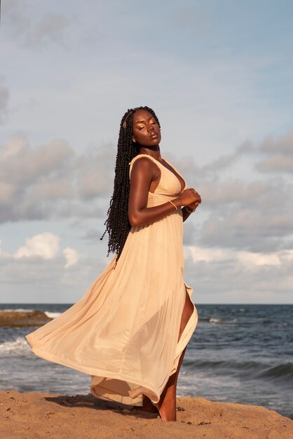 Foto deusa grega de tiro completo posando na praia