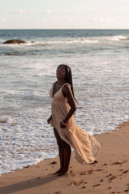 Foto deusa grega de tiro completo posando na praia