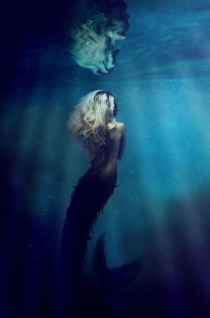 Deusa subaquática Uma linda sereia subaquática TODO o design nesta imagem foi criado do zero pela equipe de profissionais de Yuri Arcurs para esta sessão de fotos em particular