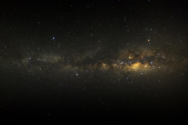 Deutlich Milchstraße mit Sternen und Weltraumstaub im Universum