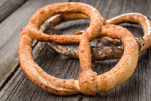 Foto deutsche brezeln auf holztisch