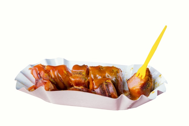 Deutsche Currywurst isoliert auf Weiß