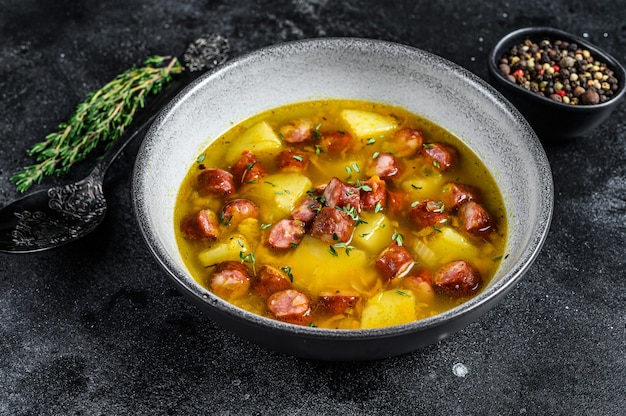 Deutsche Erbsensuppe mit geräucherten Würstchen und Fleisch