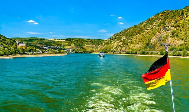 Deutsche Flagge auf einem Kreuzfahrtschiff in der Rheinschlucht in Deutschland