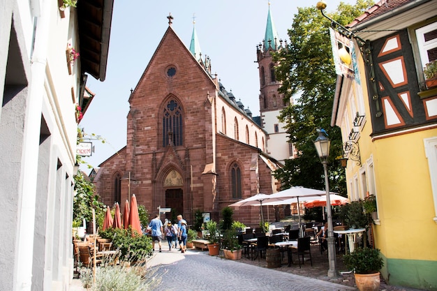 Deutsche und ausländische Reisende besuchen und reisen am 28. August 2017 in Badenwürttemberg, Deutschland, im Retro-Stil und in der St. Gallus-Kirche in Ladenburg