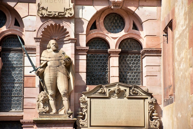 Deutsche und ausländische Reisende besuchen und reisen im Inneren des Heidelberger Schlosses, und das deutsche Heidelberger Schloss ist eine Ruine und ein Wahrzeichen von Heidelberg in Baden-Württemberg, Deutschland